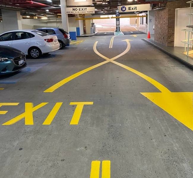 Egy olyan országban, ahol bal oldali közlekedés van, ezt a parkolóházat csak a jobb oldali kijáraton keresztül lehet elhagyni. A tervezők ezért ezt találták ki a probléma megoldására: