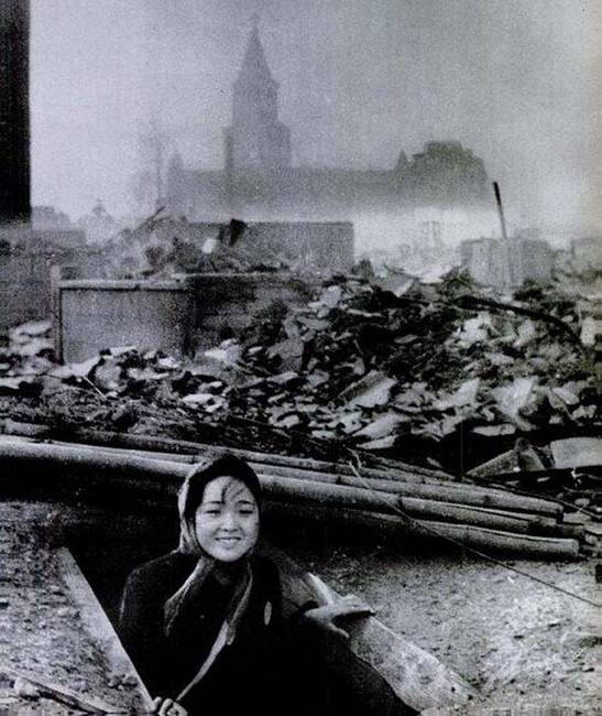 1945: egy lány, aki csodával határos módon túlélte a Nagaszaki atomtámadást.