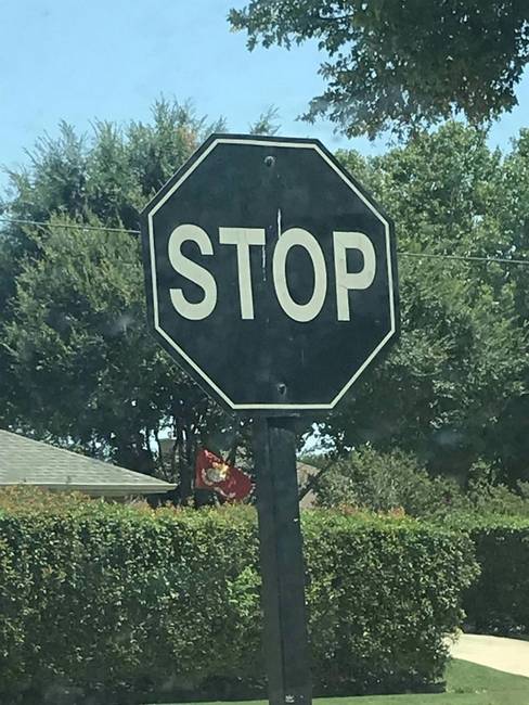 Meglehetősen szokatlan és nem túl praktikus, fekete STOP-tábla.