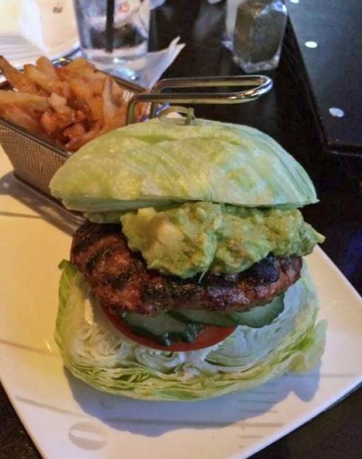 Csak egy hamburgert kért salátával. Lehet, hogy kissé ütődött volt a pincér? 🍔