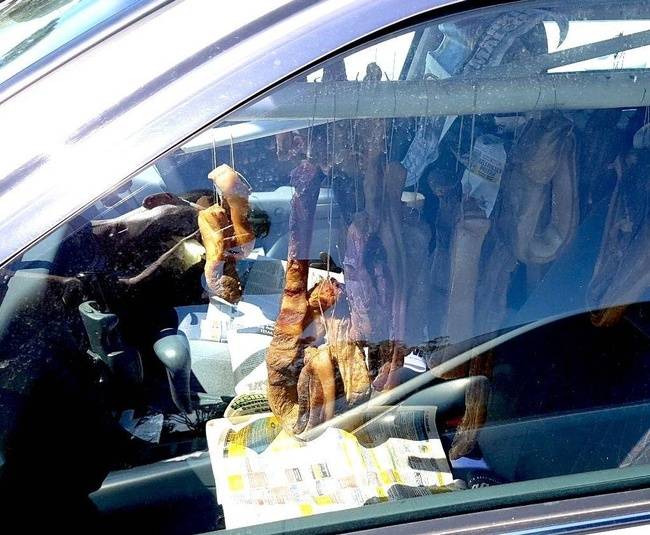 „Láttam egy napon parkolt autót, amiben látszólag szalonnát sütöttek éppen...”