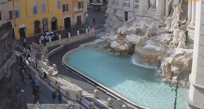A Trevi-kutat szinte teljes érdektelenség övezi, pedig naponta átlagosan 1 millió forintnak megfelelő pénzérmét dobáltak bele a turisták.