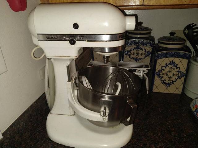 „A nagymamám öröksége: 40 éves Kitchenaid keverőgép. Több ezer sütemény és kenyér készült már vele, de még mindig hibátlanul működik. Ennyit a régi technikáról."