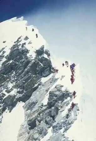 Csend a vihar előtt. Everest, Hillary-lépcső, 1996. május. Scott Fischer csapata.