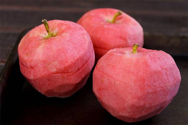 Megpucolt rózsaszín alma. (pink pearl)