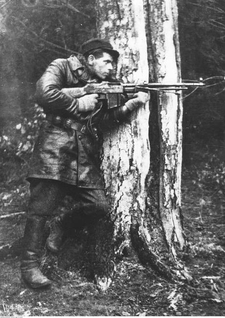Lengyel partizán a Jędrusie egység tagja az M1918 BAR lengyel változatával a II. világháborúban