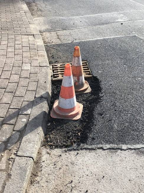 Képzeld el, mennyi bójára lenne szükség, ha idehaza is fel akarnánk hívni a figyelmet minden ekkora méretű kátyúra...🙄