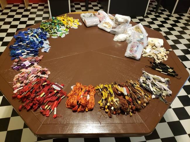 „5 dollárért vásároltam ezt a hímzőkészletet. Egy normális boltban minden gombolyag körülbelül 0,5 dollárba került volna."