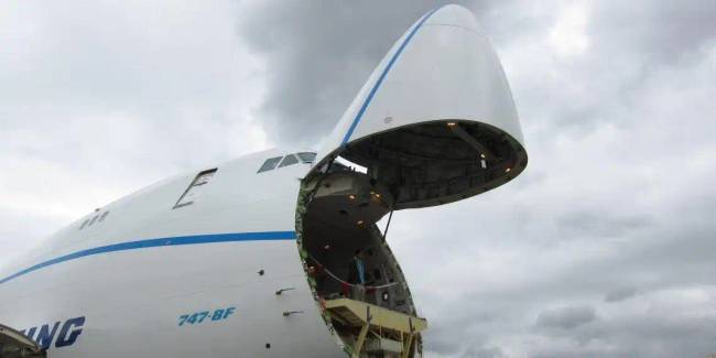 Miért van púp a Boeing 747-es repülőgépen? Hogyan jelent meg és mi a funkciója?