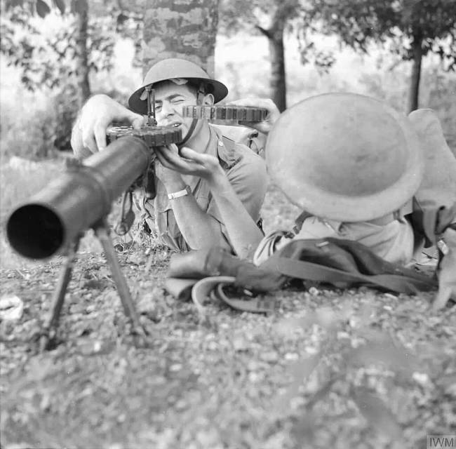 A szingapúri önkéntes erők újoncai Lewis puskával gyakorolnak, 1941.