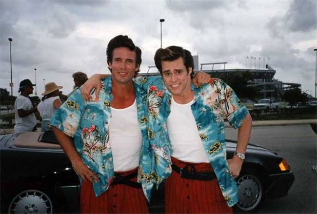 Jim Carrey és dublőrje az Ace Ventura című film forgatásán.