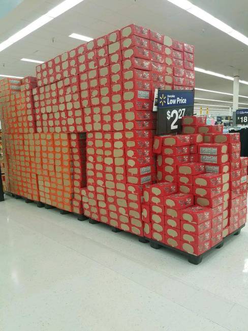 A veszélyeztetett területek közelében az amerikai Walmart üzletlánc már nem is pakolja a polcokra a konzerveket, és még így is néhány órán belül elfogynak.