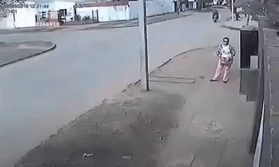 A villámgyors reakciója még a tolvajokat is meglepte.