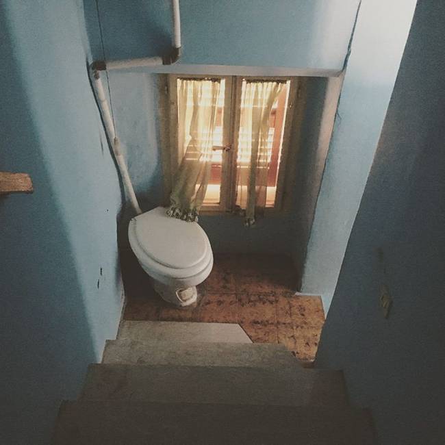 Bizonyára fontos építészeti okai voltak annak, hogy ez a WC a lépcsőfordulóba került.