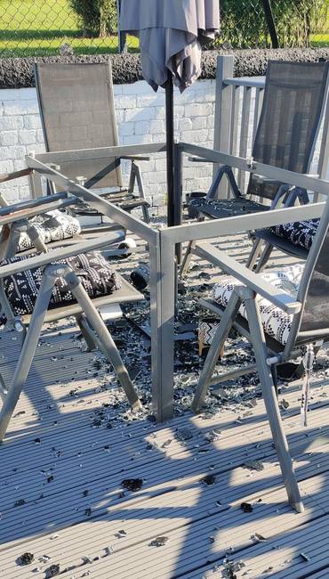 Az üvegasztal felrobbant a forróságtól, az apró töredékek pedig szétszóródtak a frissen festett padlón.