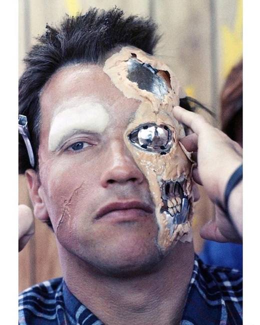Arnold Schwarzenegger a Terminátor című film forgatása közben.