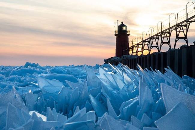 A Michigan-tavat borító jég több millió apró darabra tört.