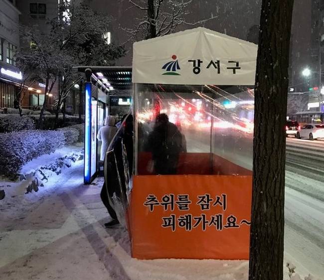 Télen ilyen ideiglenesen kihelyezett fűtött buszmegállókkal igyekeznek szolgálni az utazók kényelmét.