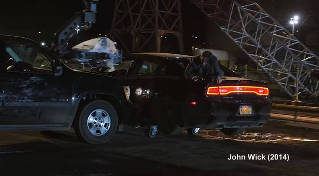 Ilyen apró kerekeken gurult oldalra az autó a 2014-es John Wick című filmben, miközben a másik autó oldalról tolta.