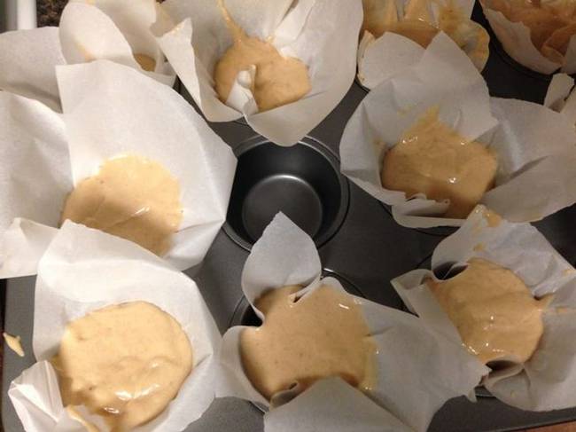 Ha elfogy a muffin-papír, csak vágj négyzetekre néhány zsírpapírt, tedd be őket a lyukba, és úgy süsd ki a süteményeket.