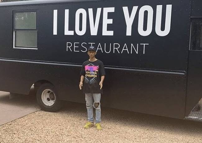Jaden Smith (Will Smith fia) furgonból oszt ingyen vegán ételeket a hajléktalanoknak.