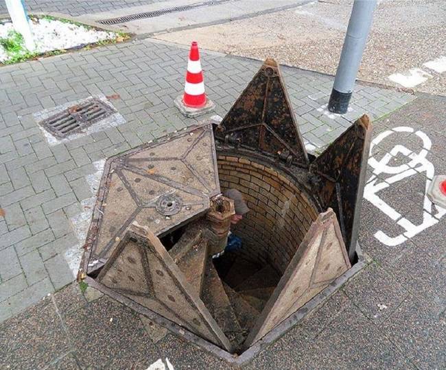 Régi csatornafedél Wiesbadenben, Németországban.