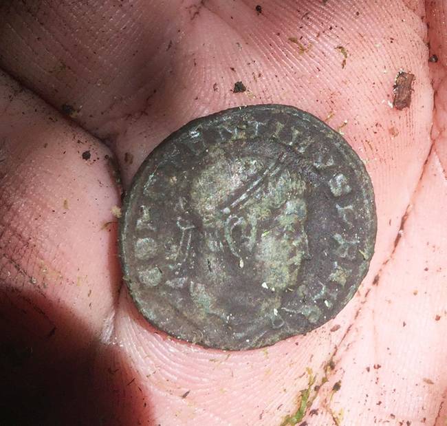„Amikor Franciaországban voltam, egy római bronzérmét találtam, amit I. Constantinus császár (306-337) uralkodása alatt vertek.”