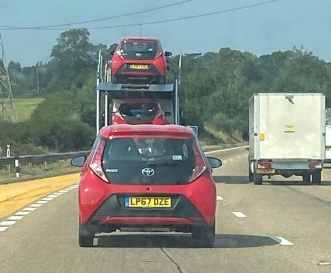 Túl magas a piros színű Toyota Aygo koncentráció az autópálya ezen részén.