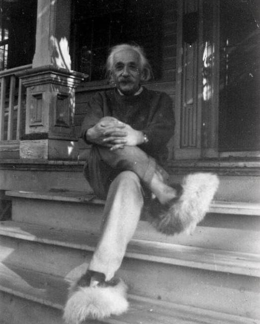 Albert Einstein bolyhos szőrmepapucsban, 1950 körül.