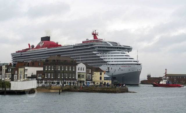 A Portsmouth-i otthonok a Virgin Voyage óceánjáró hajó méretéhez képest.