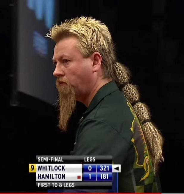 Végezetül egy profi darts játékos, Simon Whitlock.