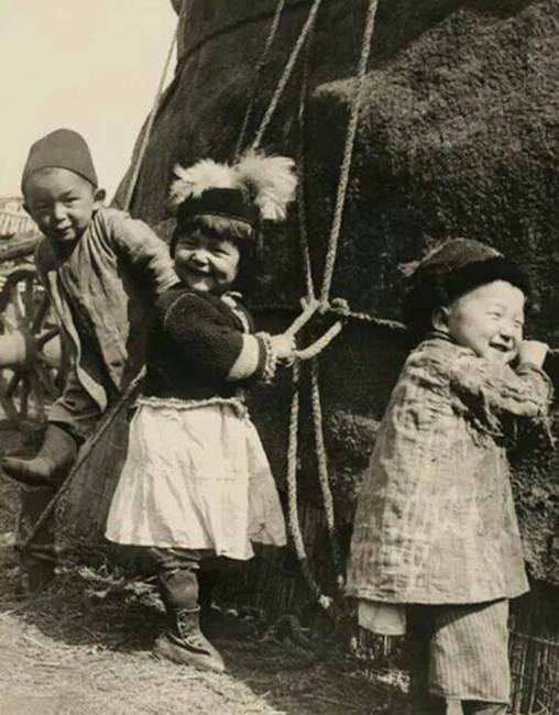 Jurtasátor mellett játszó kazah gyerekek, 1921-ben.