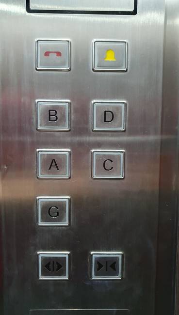 „A hotelszobám a harmadik emeleten van, de a liftben csak "B, D, A, C, G" gombok vannak."