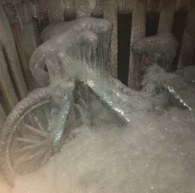 Jeges kerékpár egy téli vihar után, Chicagóban.