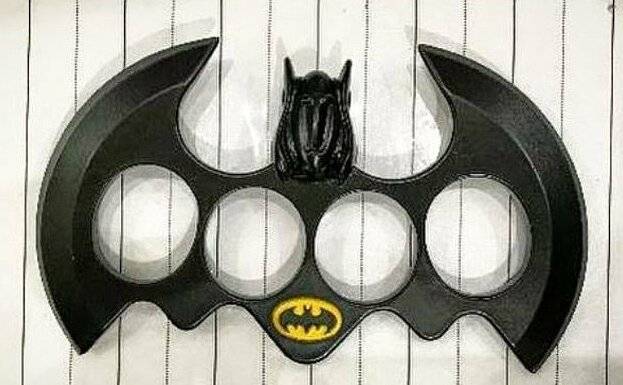 Ezt a Batman-bumeráng ihlette bokszert Baltimore–Washington Nemzetközi Repülőtér biztonsági szakemberei foglalták le.