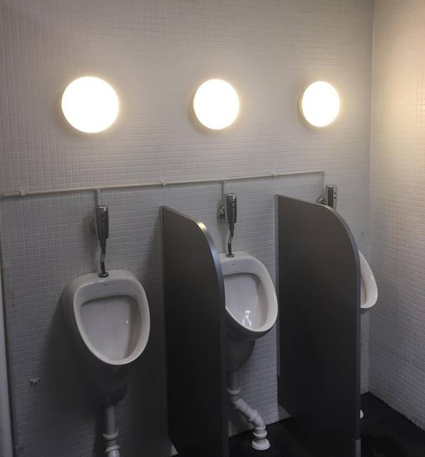Miért ne telepíts egy lámpát szemmagasságba.