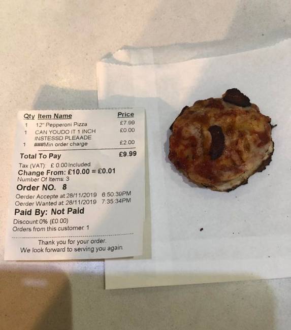 „Csak 12 colos pizzájuk volt, de én meg akartam kérni őket, hogy készítsenek 10 colosat, viszont lehagytam a nullát az internetes rendelésnél, és így végül 1 colos lett a pizza."