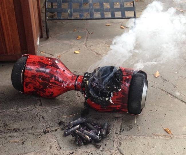 „20 perc használat után a hoverboard hirtelen megállt és füstölni kezdett, majd szórta magából az apró műanyag repeszeket és akkumulátor töredékeket.''