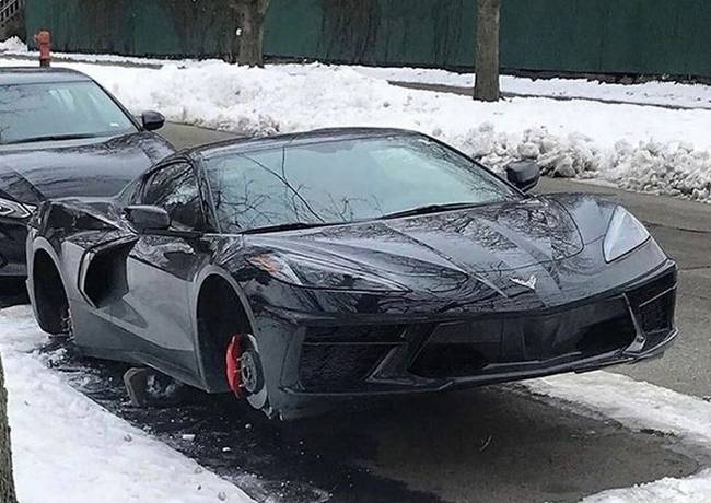 „Ma láttam, ahogy lelopták ennek a 2020 C8 Corvette-nek a kerekeit."
