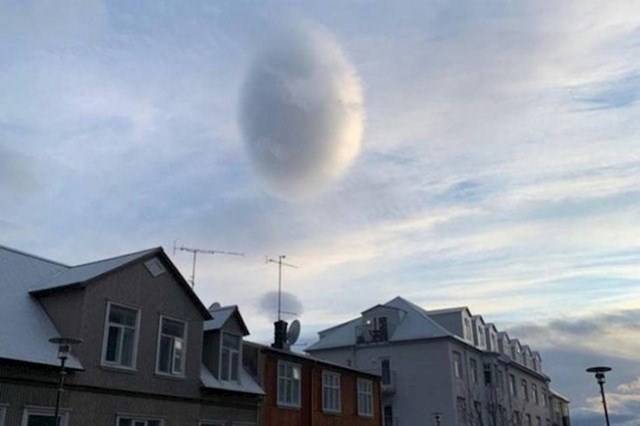 „Különös felhőt láttam az izlandi főváros, Reykjavík fölött."