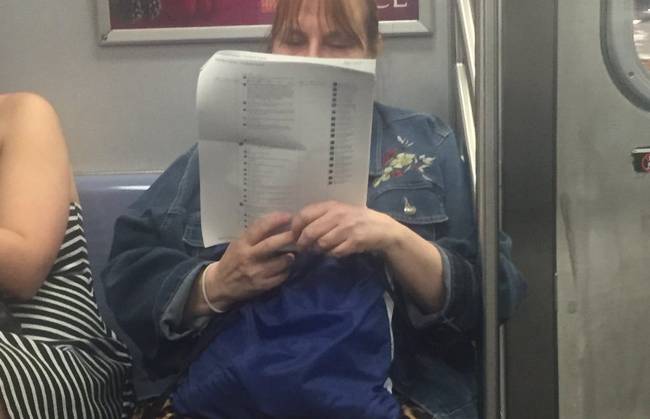 Illene neki szólni, hogy a Facebook már telefonra is elérhető egy ideje, és nem feltétlenül kell kinyomtatott változatban kommenteket olvasnunk a metrón…😃