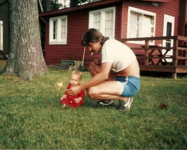 „Édesapám, amint épp minden szülői tudását bevetve nevel engem 1985-ben."