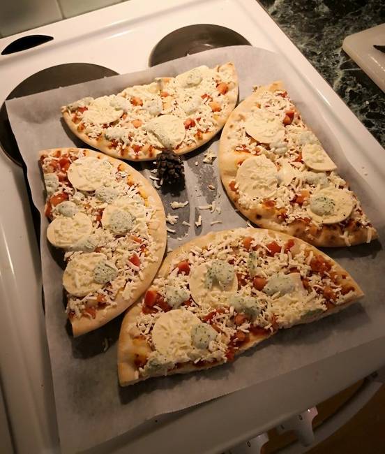 „Csak emlékeztetőül mondom: ha a pizzákat félbevágva tesszük be a sütőbe, akár kettőt is süthetünk egyszerre."