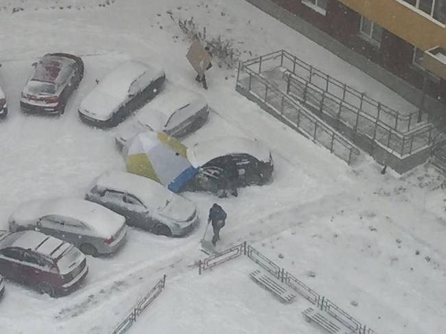 Ez a férfi sátrat állított a motorháztető fölé, hogy még a legcudarabb téli időben is tudja bütykölni az autóját.