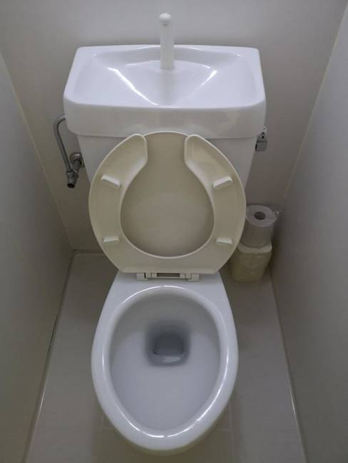 „Ez az én lakásom. A térelválasztó másik oldalán egy könyvespolc található."
