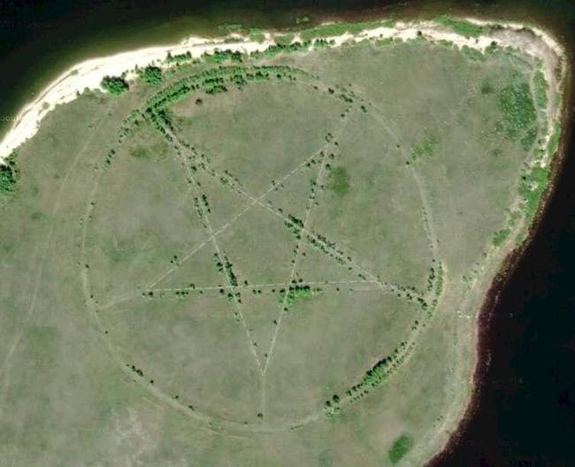 Ez nem Photoshop. Ez a 365 méter hosszú pentagram Kazahsztánban található.