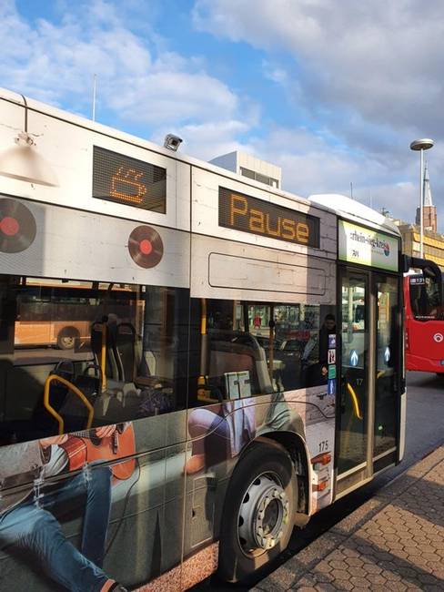 A németországi buszokon egy kávéscsésze jelenik meg, amikor a sofőr rövid szünetet tart.