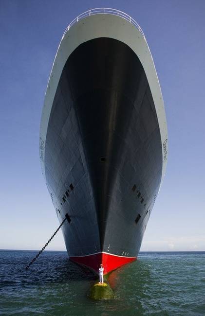 A "Queen Mary 2" óceánjáró hajó és a kapitánya.