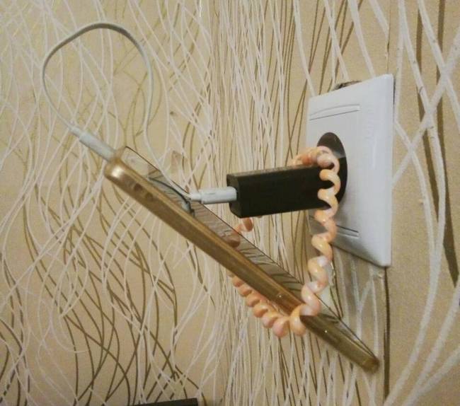 Ha nem elég hosszú a telefonunk töltőkábele: egy hajgumi nagy segítségünkre lehet.