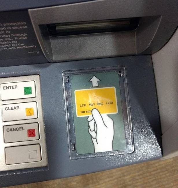 Egy ATM, amibe oldalasan kell beledugni a bankkártyát.